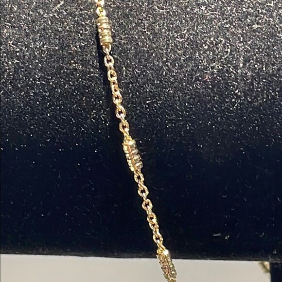 Elegant Gold flower pendant with a thin necklace chain - Picture 4 of 8